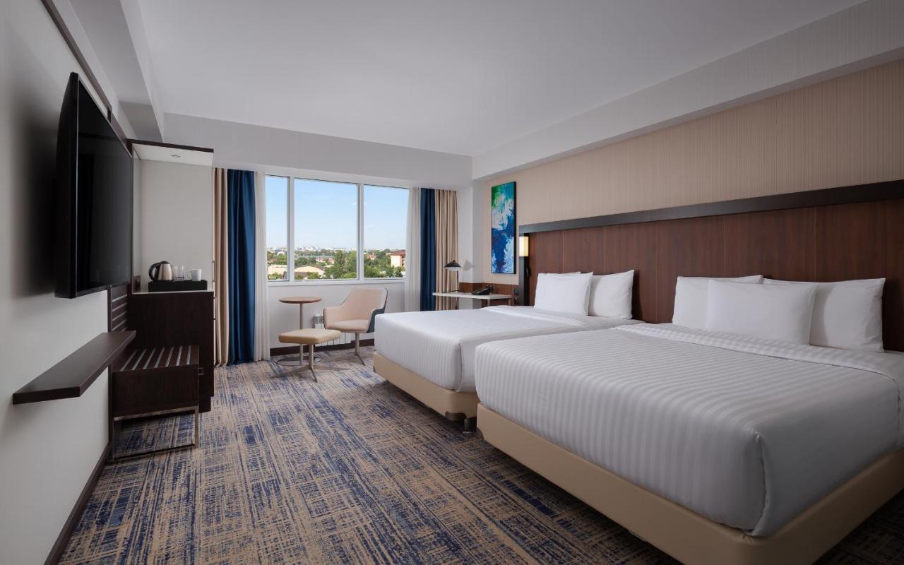 Courtyard By Marriott Tashkent Hotell Exteriör bild
