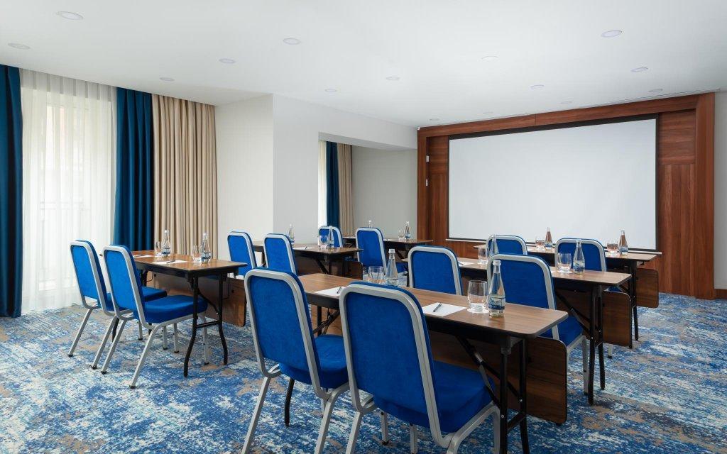Courtyard By Marriott Tashkent Hotell Exteriör bild