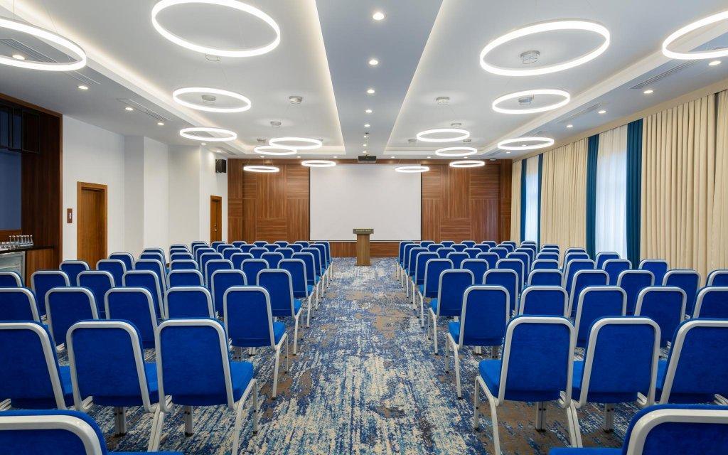 Courtyard By Marriott Tashkent Hotell Exteriör bild