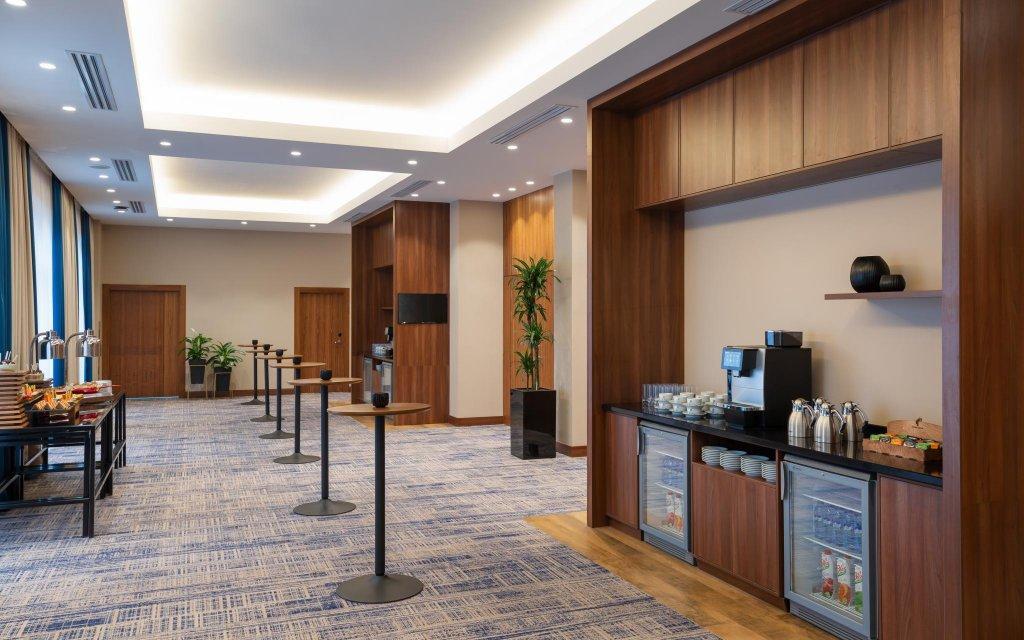 Courtyard By Marriott Tashkent Hotell Exteriör bild