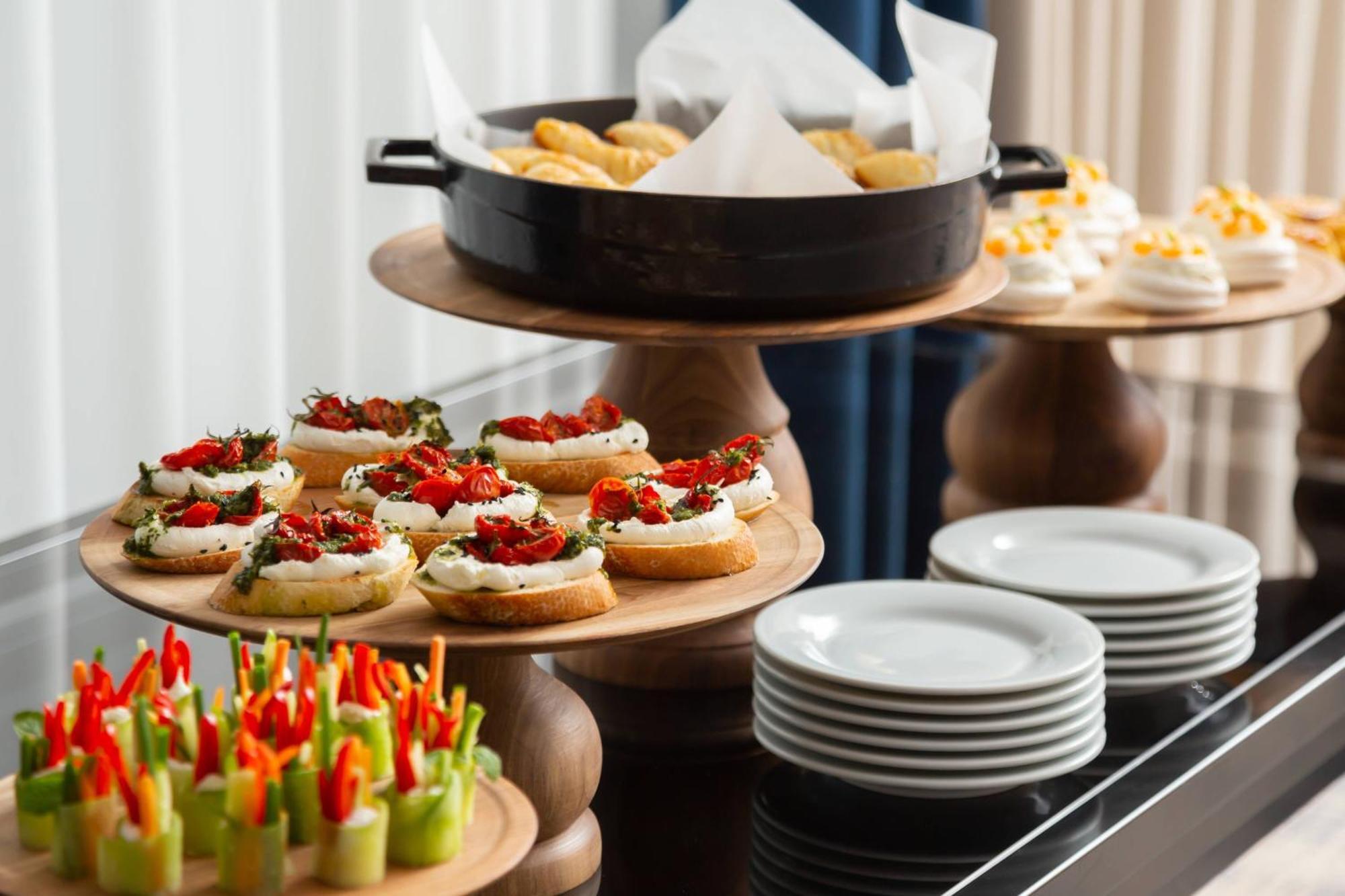 Courtyard By Marriott Tashkent Hotell Exteriör bild