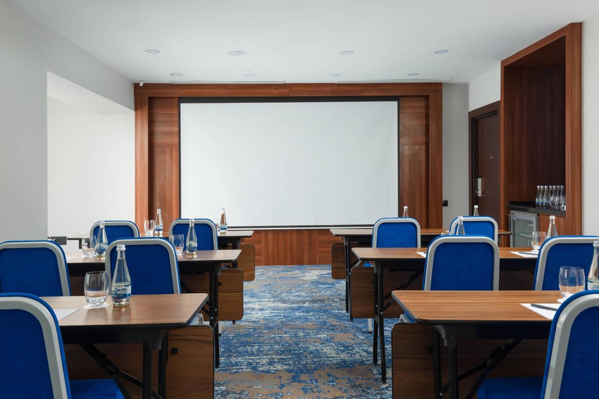 Courtyard By Marriott Tashkent Hotell Exteriör bild
