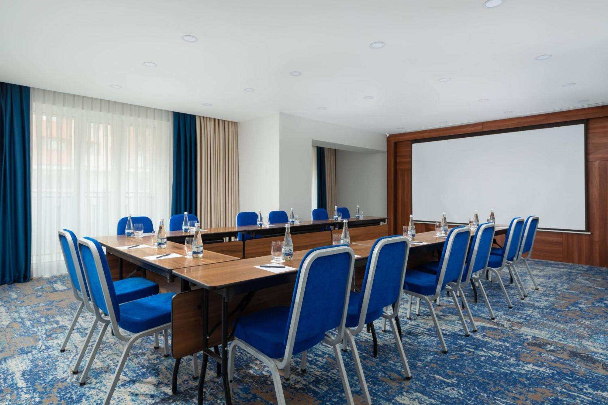 Courtyard By Marriott Tashkent Hotell Exteriör bild
