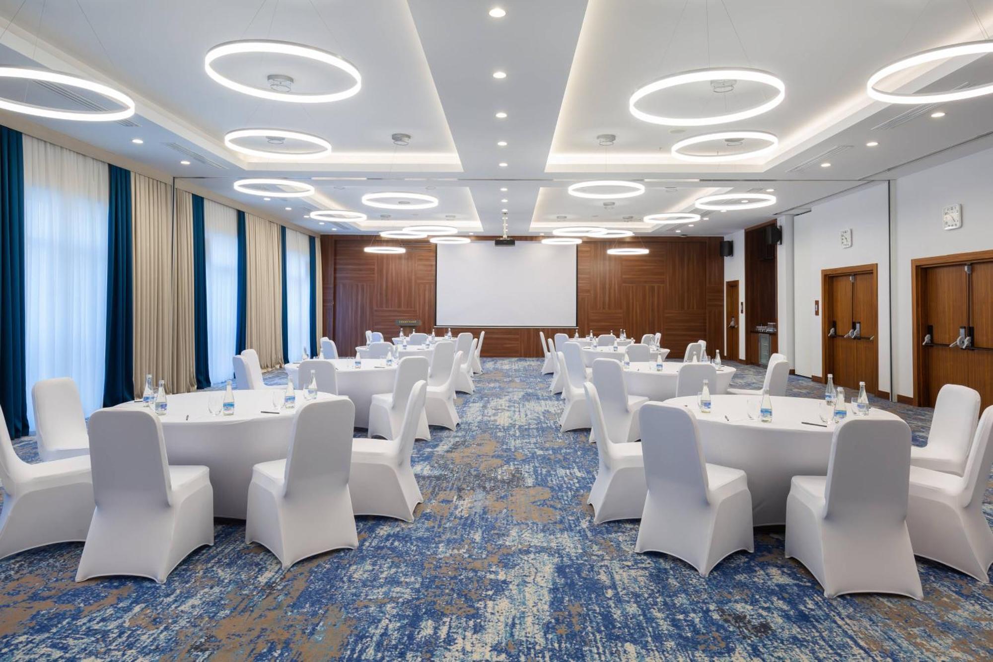 Courtyard By Marriott Tashkent Hotell Exteriör bild
