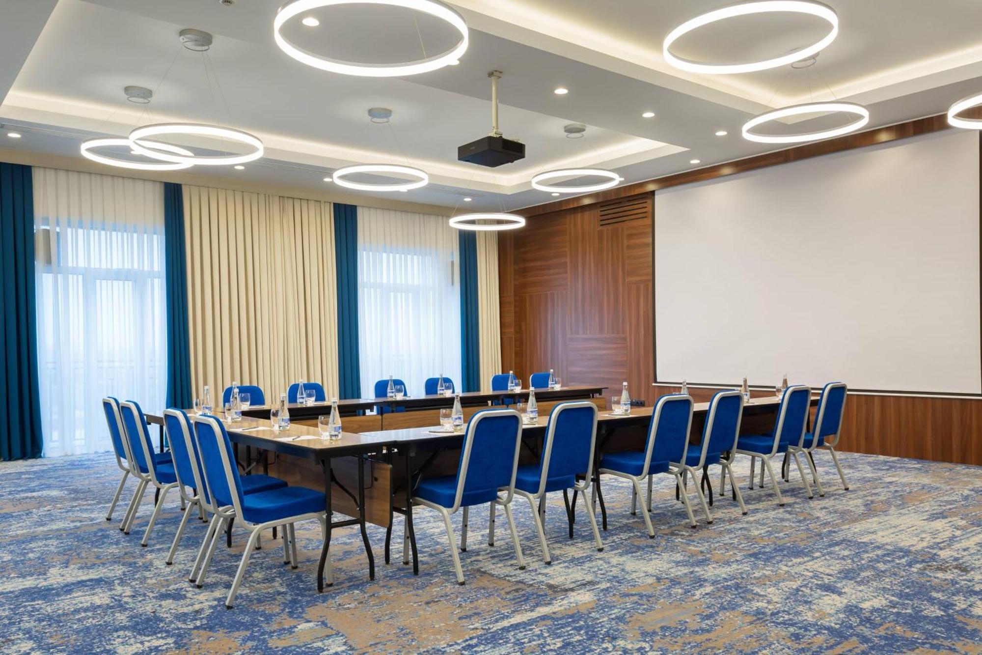 Courtyard By Marriott Tashkent Hotell Exteriör bild