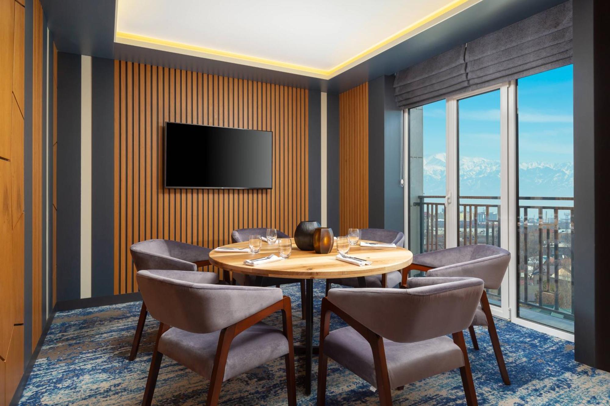 Courtyard By Marriott Tashkent Hotell Exteriör bild