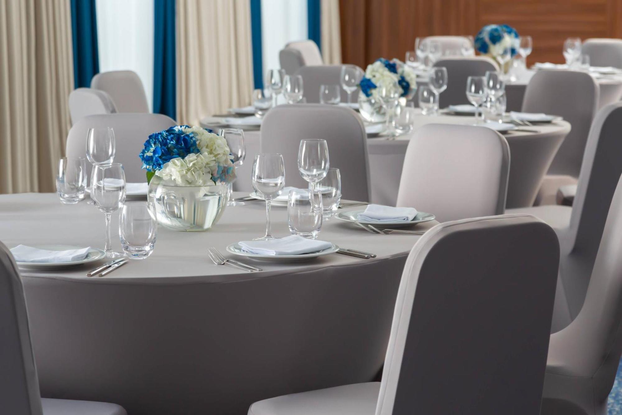 Courtyard By Marriott Tashkent Hotell Exteriör bild