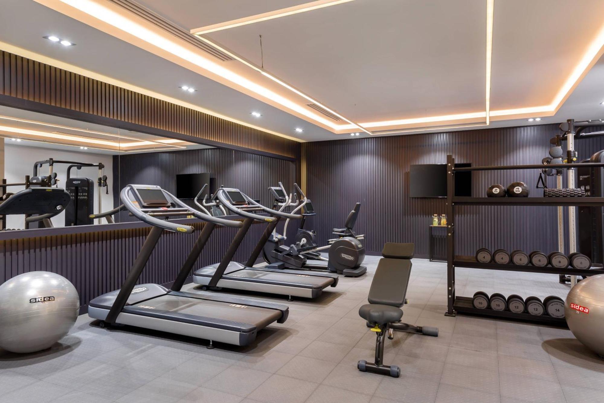 Courtyard By Marriott Tashkent Hotell Exteriör bild