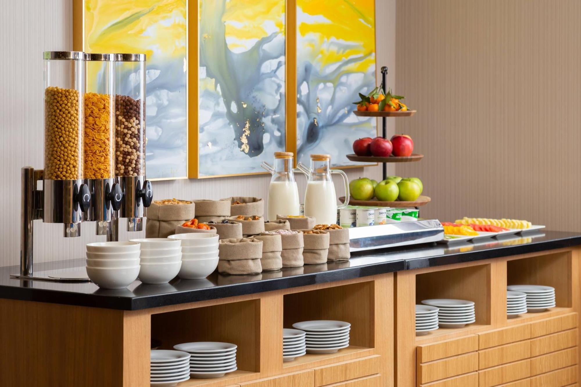 Courtyard By Marriott Tashkent Hotell Exteriör bild