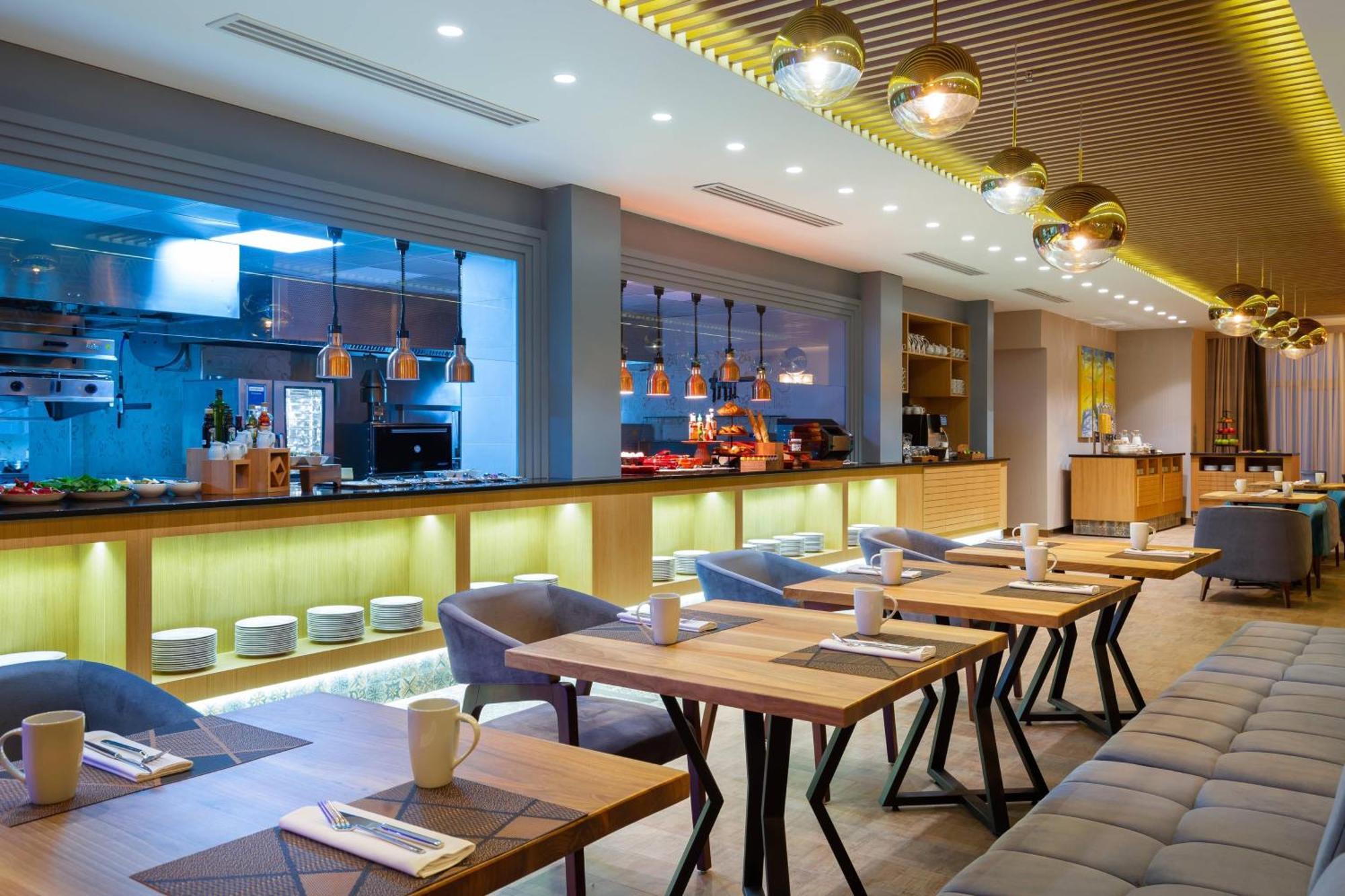 Courtyard By Marriott Tashkent Hotell Exteriör bild