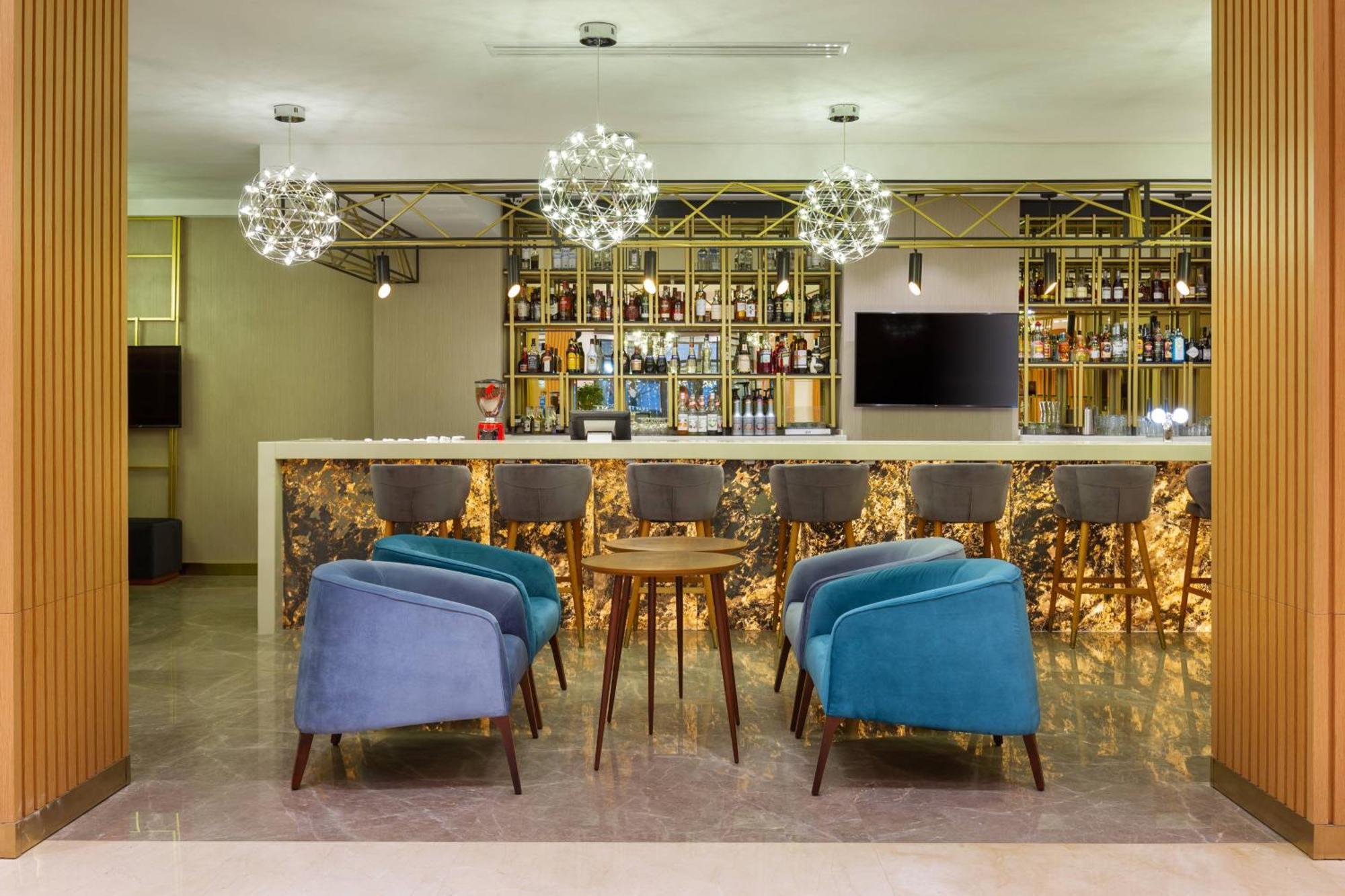 Courtyard By Marriott Tashkent Hotell Exteriör bild
