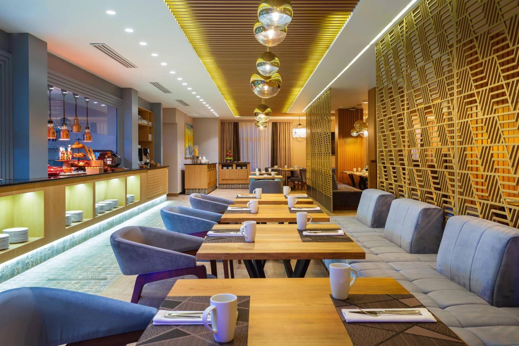 Courtyard By Marriott Tashkent Hotell Exteriör bild