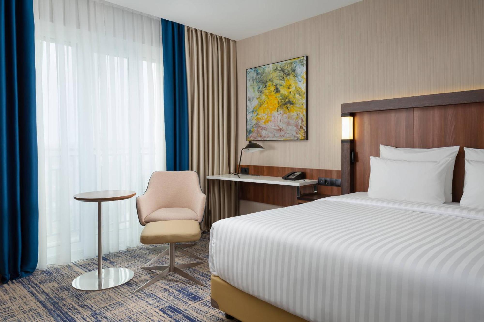 Courtyard By Marriott Tashkent Hotell Exteriör bild