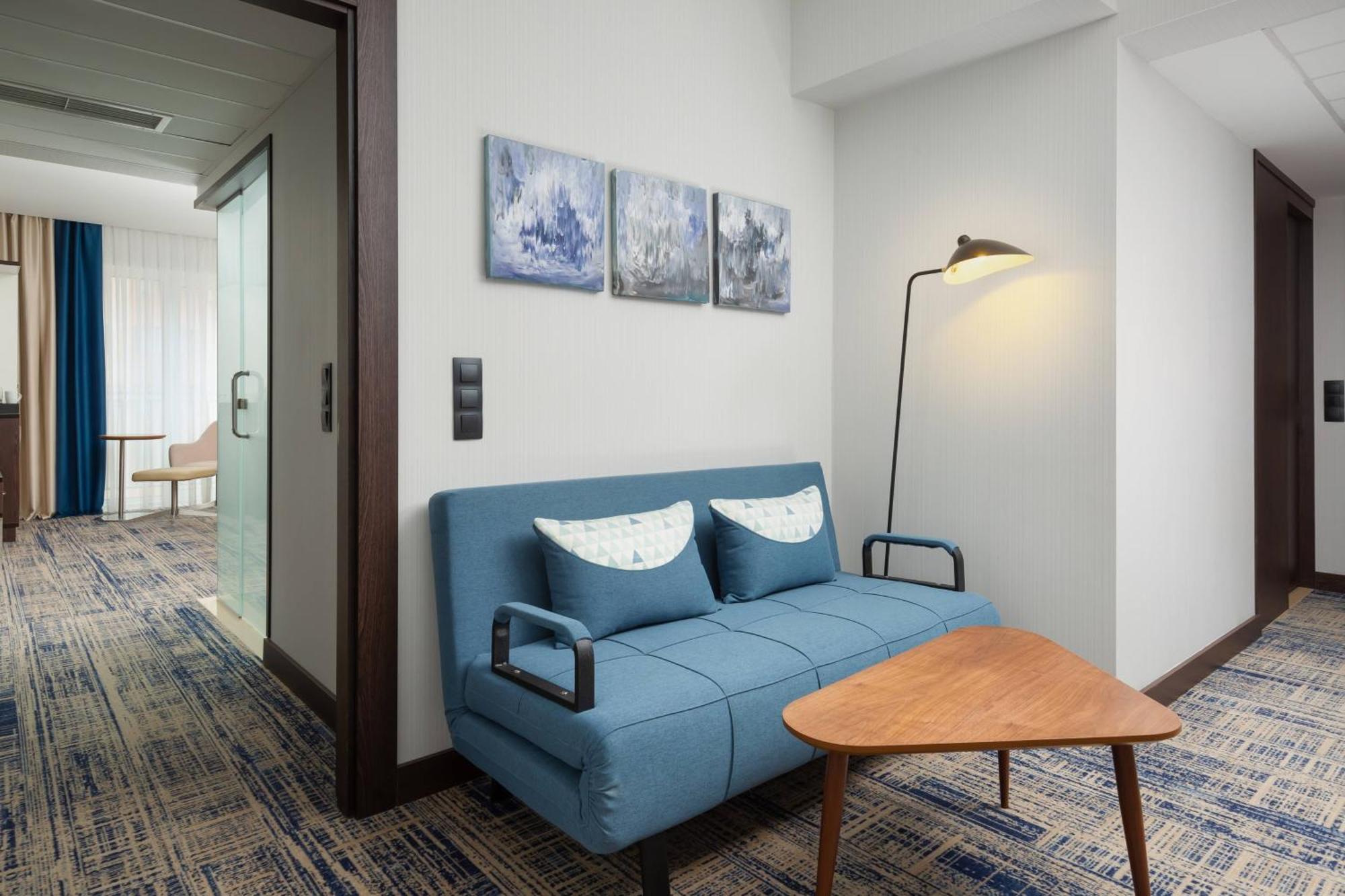 Courtyard By Marriott Tashkent Hotell Exteriör bild