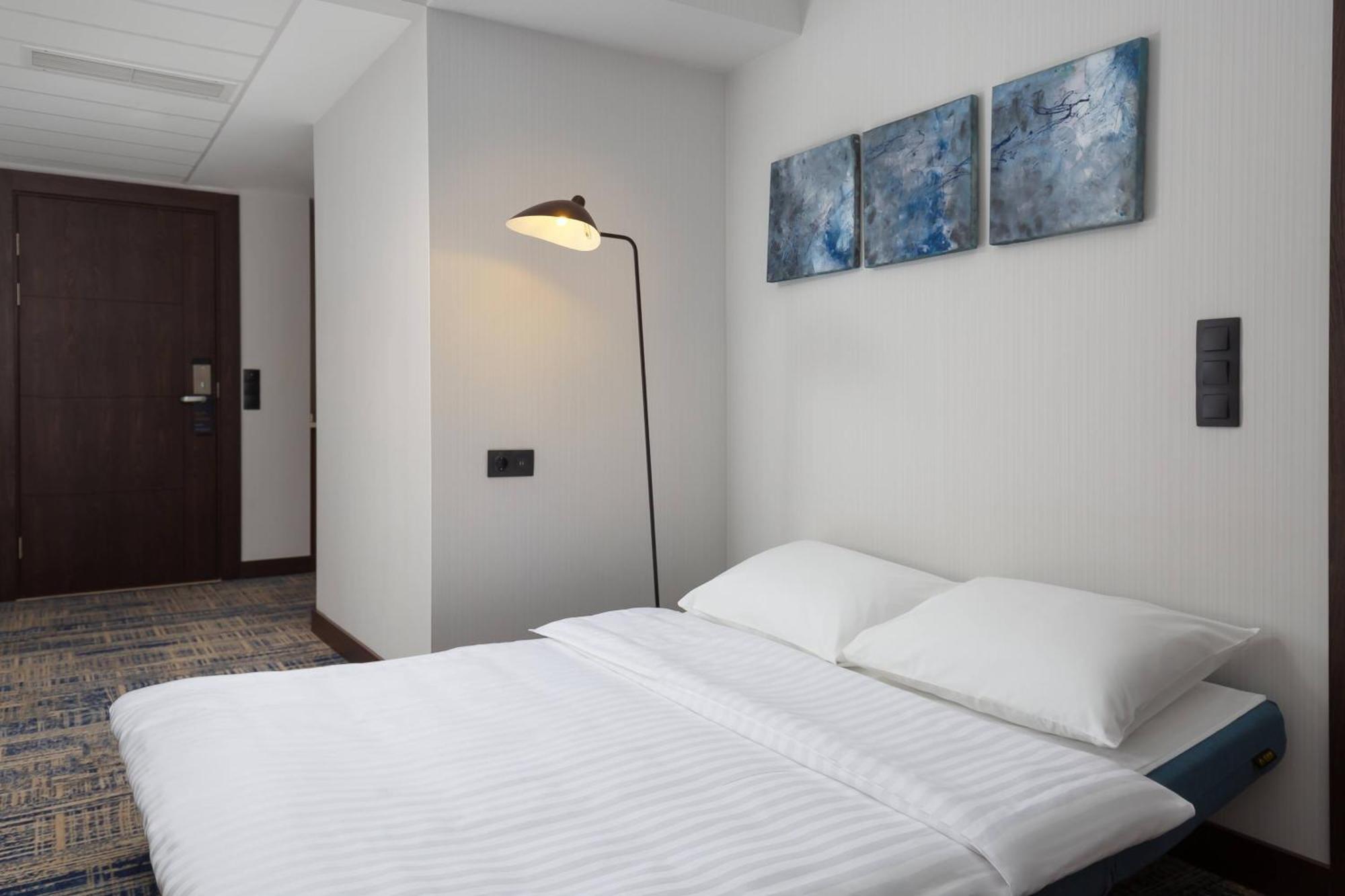 Courtyard By Marriott Tashkent Hotell Exteriör bild