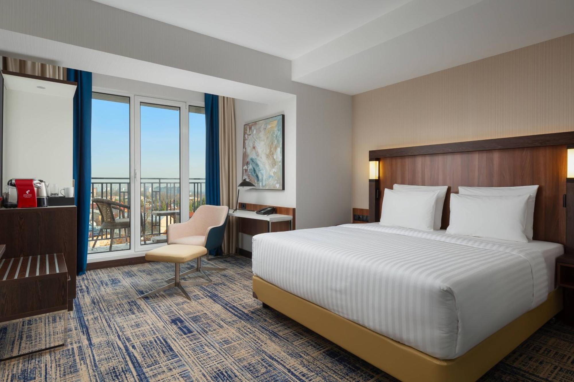Courtyard By Marriott Tashkent Hotell Exteriör bild