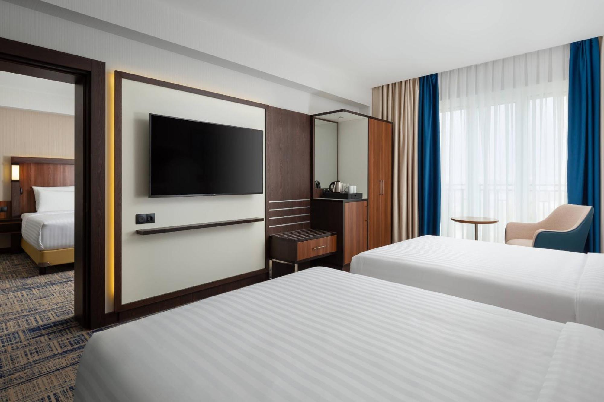 Courtyard By Marriott Tashkent Hotell Exteriör bild