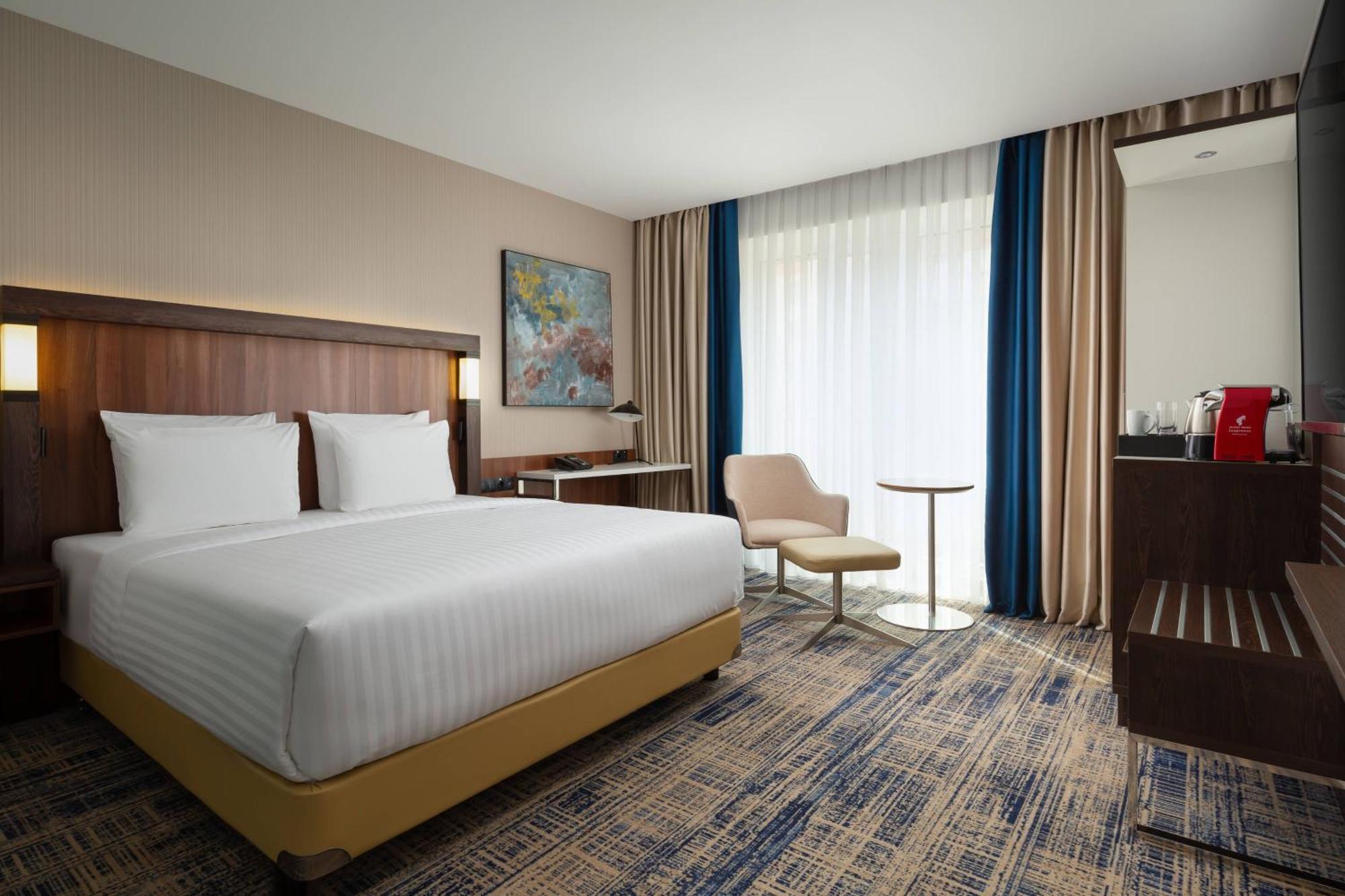 Courtyard By Marriott Tashkent Hotell Exteriör bild