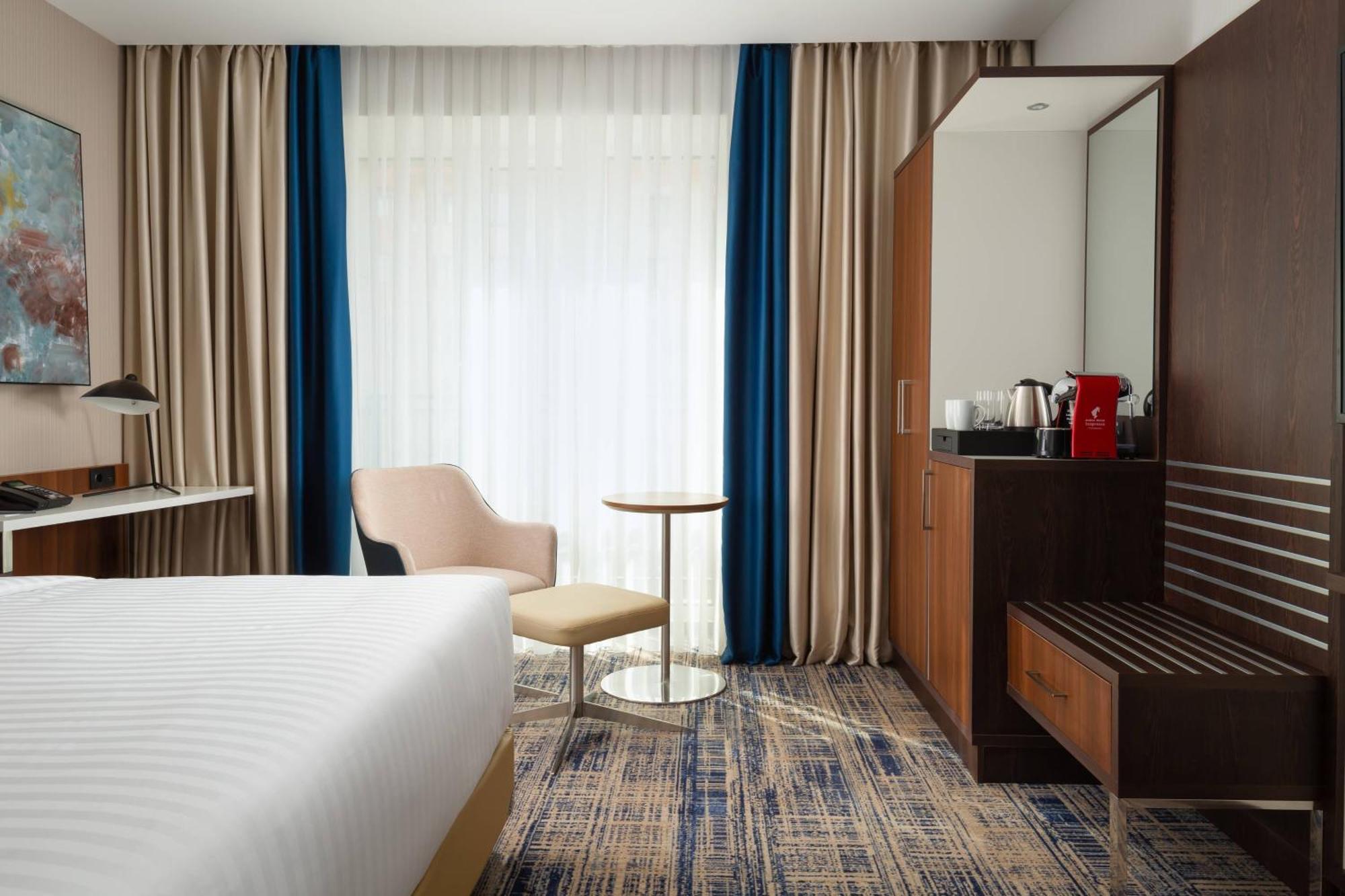 Courtyard By Marriott Tashkent Hotell Exteriör bild